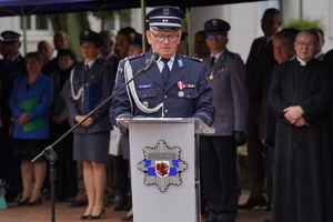 Komendant Powiatowy Policji w Tucholi przemawia do mikrofonu do zebranych