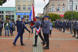 Komendant Powiatowy Policji w Tucholi przekazuje sztandar policjantowi