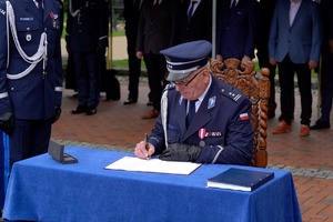Komendant Powiatowy Policji w Tucholi wpisuje się w księgę