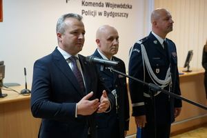 Wojewoda Kujawsko-Pomorski przemawia do policjantów i gości