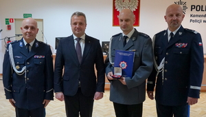 wspólne zdjęcie odznaczonego policjanta z Komendantem, Wojewodą oraz Przewodniczącym Związków Zawodowych NSZZP