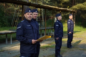 Policjanci w czasie rozpoczęcia zawodów.