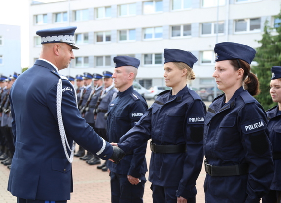 Szef policji gratuluje nowym policjantom.