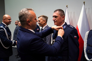 Uroczystość odznaczania policjantów i pracowników cywilnych Policji z okazji Święta Niepodległości w Urzędzie Wojewódzkim w Bydgoszczy