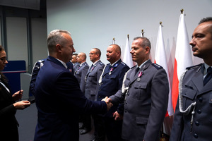 Uroczystość odznaczania policjantów i pracowników cywilnych Policji z okazji Święta Niepodległości w Urzędzie Wojewódzkim w Bydgoszczy