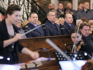 Chór Komendy Stołecznej Policji w Bazylice św. Krzyża w Warszawie