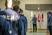 Inspektor Tomasz Olczyk przemawia do nowo przyjętych policjantów.