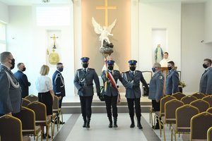 policjanci podczas mszy w kaplicy