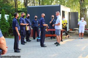 Policjanci odbierają dyplomy od zastępcy KWP w Łodzi.