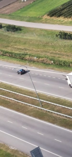 widok aut poruszających się autrostradą zrobiony z pokładu policyjnego śmigłowca