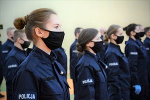 sala gimnastyczna OPP w Łodzi, uroczystość ślubowania, policjanci stoją w szyku