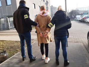 Policjanci prowadzą zatrzymanego