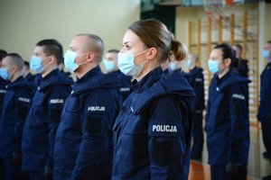 sala gimnastyczna oddziału prewencji policji w Łodzi, uroczystość ślubowania, nowi policjanci stoją w szyku