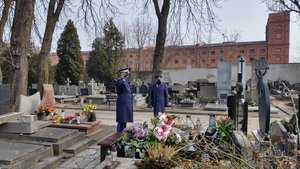 cmentarz, Komendant Wojewódzki Policji w Łodzi oddaje hołd tragicznie zmarłym policjantom