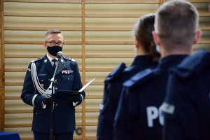 sala gimnastyczna OPP w Łodzi. uroczystość ślubowania policjantów. komendant czyta rotę ślubowania