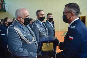 Komendant Wojewódzki Policji w Łodzi nagradza funkcjonariusza