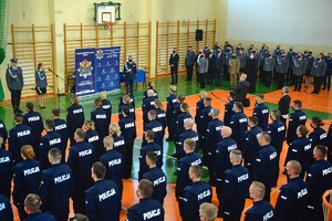 policjanci stoją na sali gimnastycznej