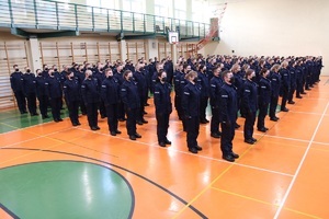 sala gimnastyczna Oddziału Prewencji Policji w Łodzi, uroczystość ślubowania nowo przyjętych policjantów, kolumna policjantów