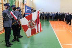 sala gimnastyczna Oddziału Prewencji Policji w Łodzi, uroczystość ślubowania nowo przyjętych policjantów, poczet sztandarowy