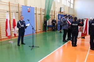 sala gimnastyczna Oddziału Prewencji Policji w Łodzi, uroczystość ślubowania nowo przyjętych policjantów, komendant czyta rotę ślubowania