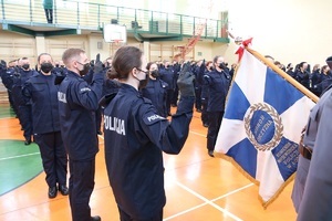 sala gimnastyczna Oddziału Prewencji Policji w Łodzi, uroczystość ślubowania nowo przyjętych policjantów, policjanci ślubują na sztandar