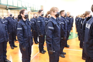 Sala gimnastyczna Oddziału Prewencji Policji w Łodzi, uroczystość ślubowania nowo przyjętych policjantów.