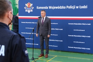 Sala gimnastyczna Oddziału Prewencji Policji w Łodzi, uroczystość ślubowania nowo przyjętych policjantów, przemowa wicewojewody.