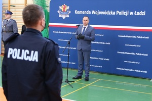 sala gimnastyczna Oddziału Prewencji Policji w Łodzi, uroczystość ślubowania nowo przyjętych policjantów, przemowa wicemarszałka