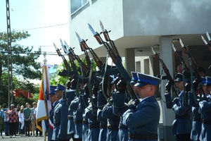 policjanci przy salwie honorowej