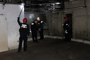 policjanci sprawdzają pomieszczenia w budynku