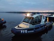 policyjna łódz na zalewie wieczorową porą