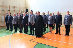 sala gimnastyczna OPP w Łodzi, uroczystość ślubowania policjantów, kadra kierownicza i zaproszeni goście