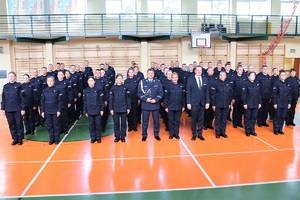 Sala gimnastyczna OPP w Łodzi, uroczystość ślubowania policjantów, pamiątkowe zdjęcie grupowe.