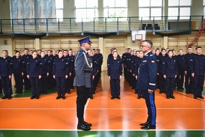 Sala gimnastyczna OPP w Łodzi, uroczystość ślubowania nowych policjantów.