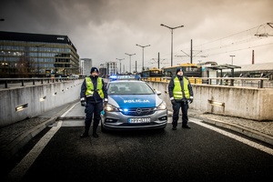 policjanci zabezpieczają szczyt OBWE, teren obok dworca Łódź Fabryczna, dwoje policjantów stoi obok radiowozu