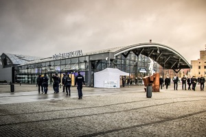 policjanci zabezpieczają szczyt OBWE, grupa policjantów wchodzi na dworzec Łódź Fabryczna