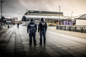 policjanci zabezpieczają szczyt OBWE, patrol policjantów przed dworcem Łódź Fabryczna