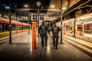 policjanci zabezpieczają szczyt OBWE, policjanci patrolują peron dworca Łódź Fabryczna