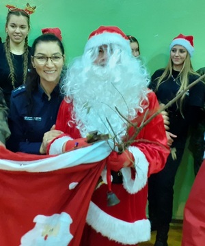 Mikołaj z policjantami i młodzieżą