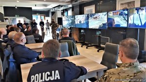 sala odpraw w stacji kolejki linowej, uczestnicy ćwiczenia obserwują monitoring obiektu