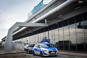 radiowóz policyjny na lotnisku