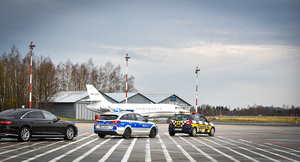 radiowóz policyjny na lotnisku