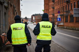 Policjanci patrolujący miasto