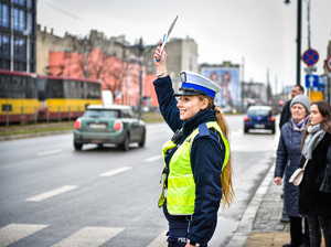 policjantka kierująca ruchem