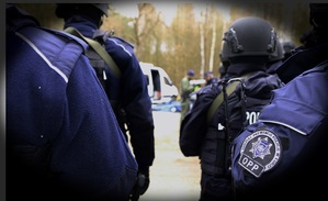 policjanci tyłem