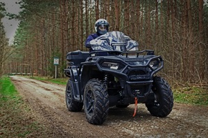 policjant na quadzie