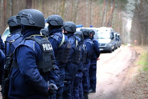 policjanci na dukcie leśnym