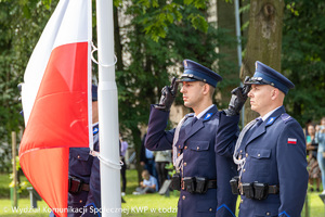 Policjanci wciągający flagę Rzeczypospolitej Polskiej.