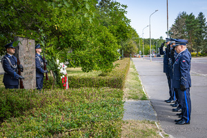 składanie kwiatów pod tablicą pamiątkową na terenie Oddziału Prewencji Policji Łodzi.