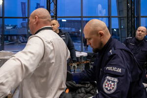 Policjanci pirotechnicy sprawdzają osoby pod kątem pirotechnicznym.